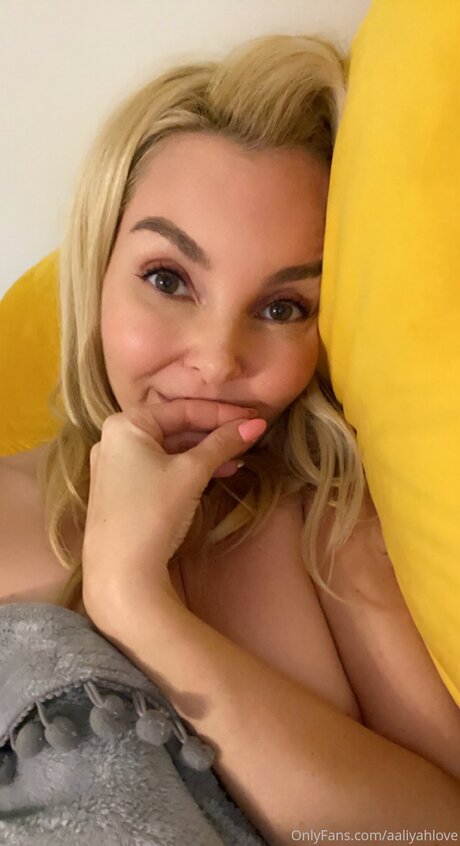 aaliyahlove model nudes pic
