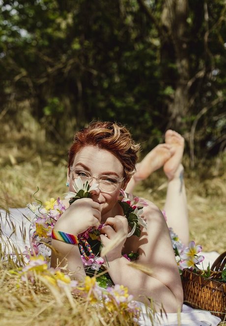 irisreigns actress image