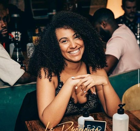 Ines Curly model pretty gallery