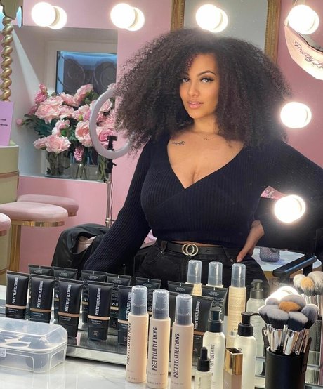 Ines Curly erotic model pic