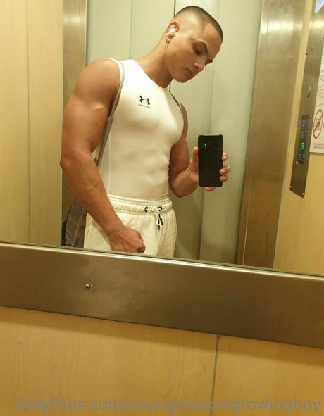youngmusclegrowingboy star hot photo
