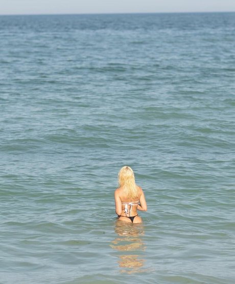 Alexandra Stan hot star images