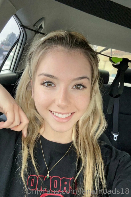 lesbian kissing onlyfans sexy xxx photo