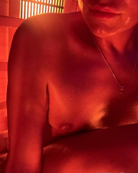 leilatrans nude star img