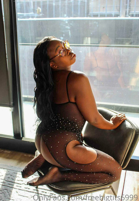 freebigtits6999 pretty model image