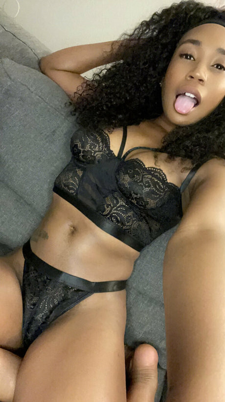 aprilraeee nudes model img