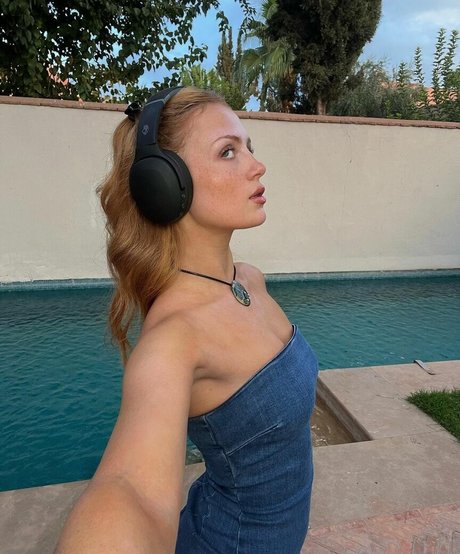 Maisie Smith hd actress pictures