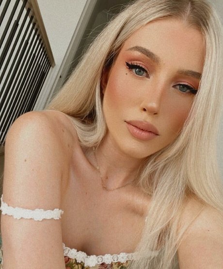 Emerome nudes model pic