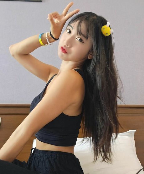 jinnytty nude model image