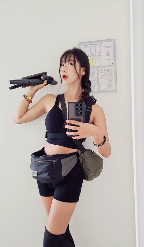 jinnytty nudes model image