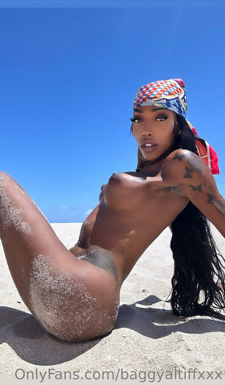 Baggyaltiffxxx model nude pic