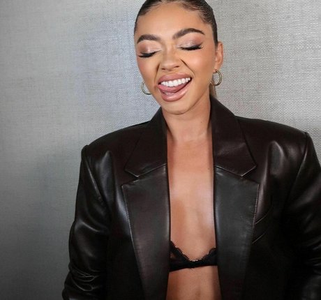 Sarah Hyland model exclusive img