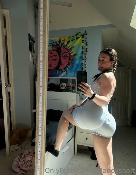 delaneyshort model perfect image