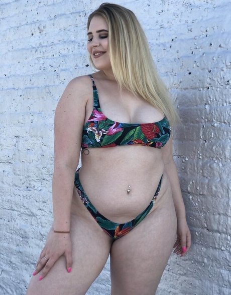 Sophie Turner star hot img