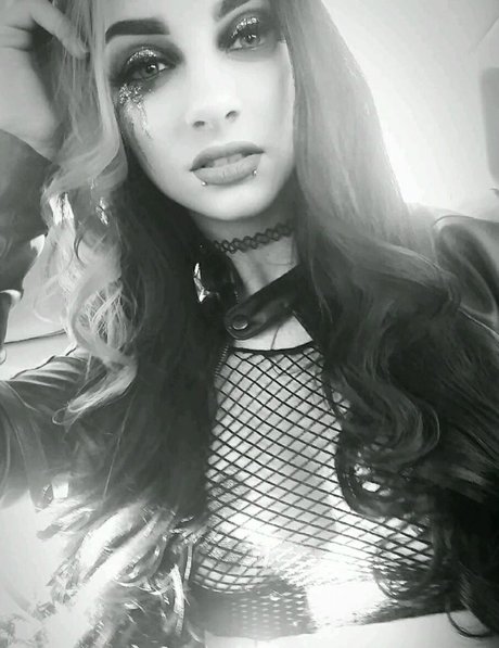 GiGi Dolan nice star pictures