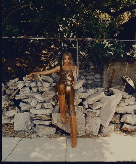 Ella Balinska Quick model image