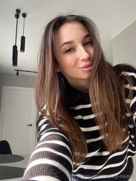 Emily Sweet exclusive model pic