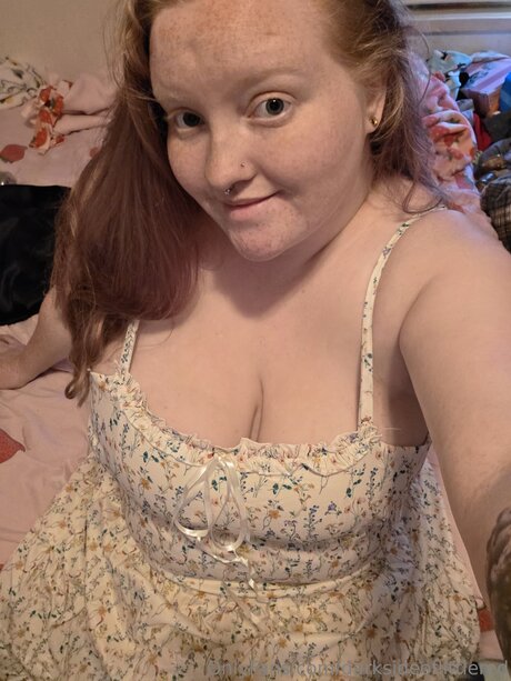 Darksideoflittlered pretty model image