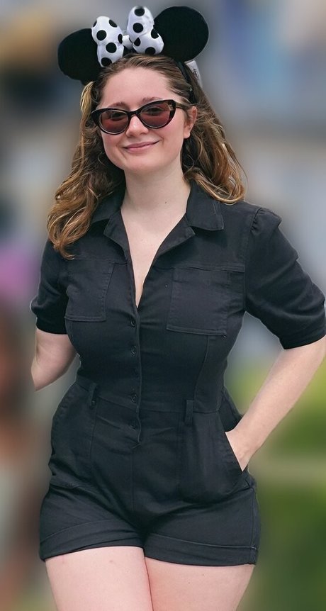 Emma Kenney perfect model picture