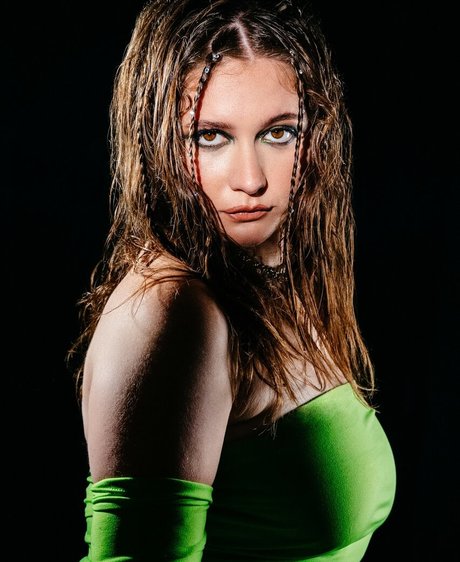 Emma Kenney Profile pic