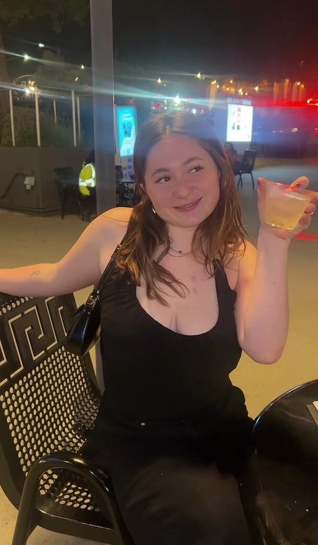 Emma Kenney hot actress photo