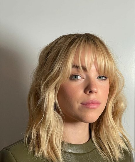 Milly Alcock high quality actress pics