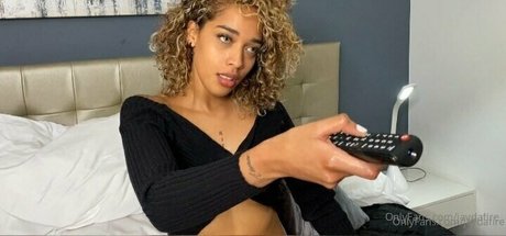 lesbian kissing onlyfans hot nude pics