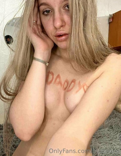 bustylola model erotic photos