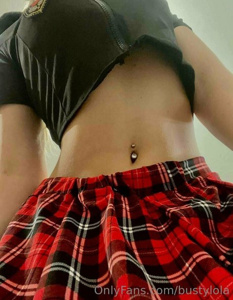 bustylola nice model image