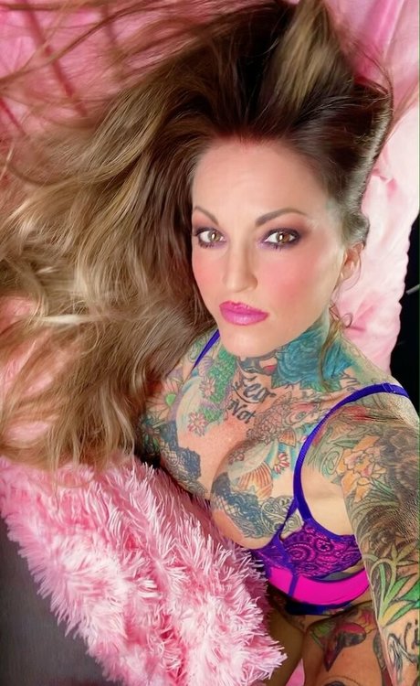 janine adult model img