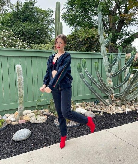 Jordanburton pretty model galleries