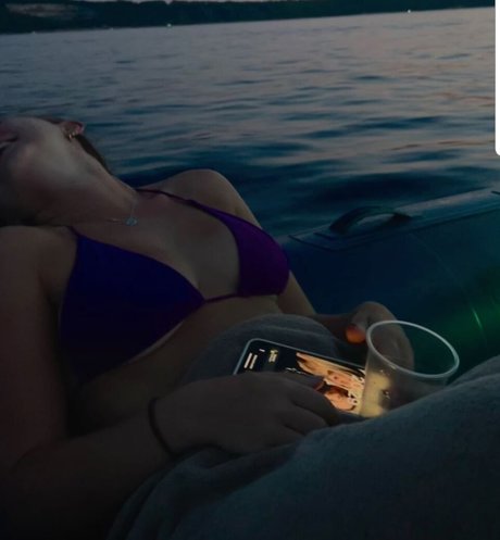 Rosie Bentham top model image