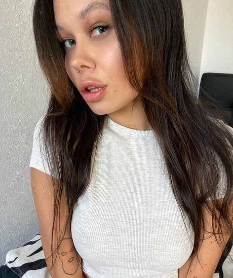 Ami Young naked pornstar img