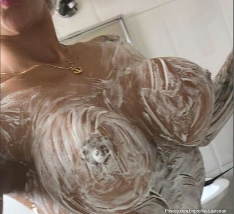 Juju Ferrari star free photos