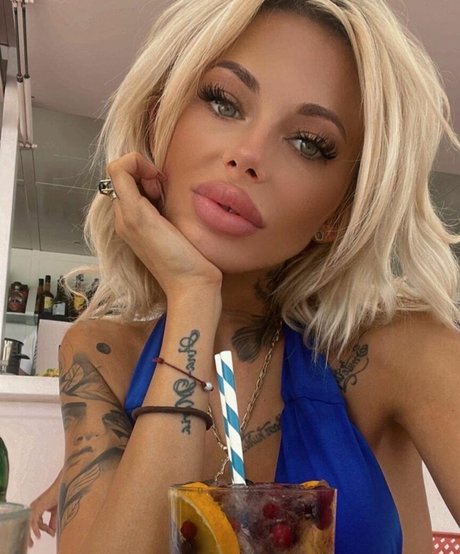 deeadivina star naked photo