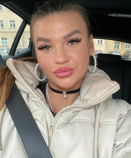 Sarah Slavo hd model pic