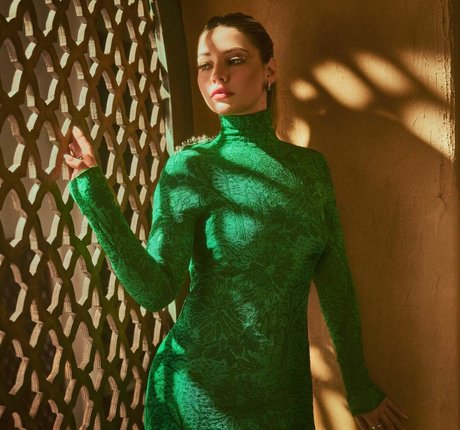 Madelyn Cline star art photo