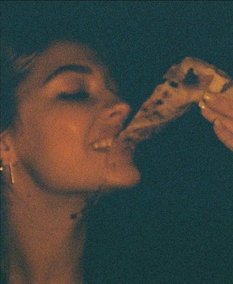 Madelyn Cline model adult photo