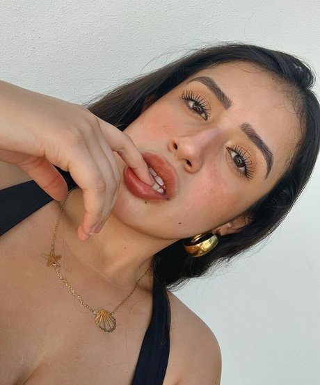 baelib naked model pic