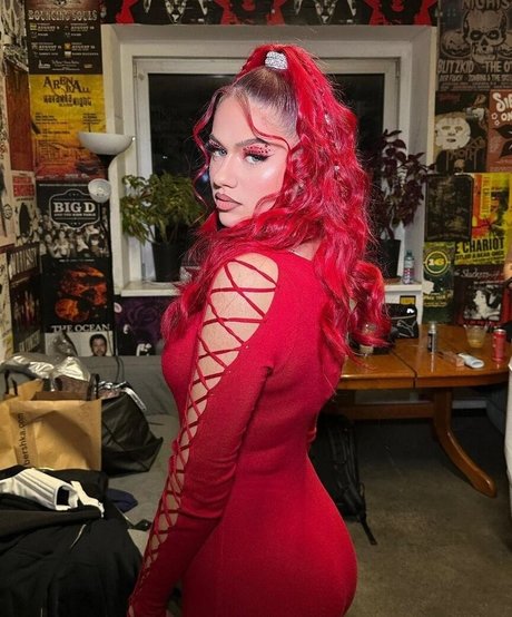 badmomzjay model nice pictures