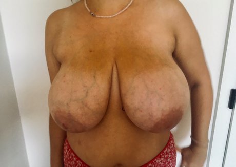 boobStruggle model naked img