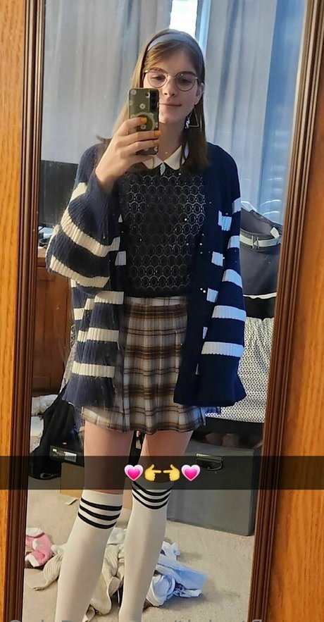 lesbian kissing onlyfans naked gallery