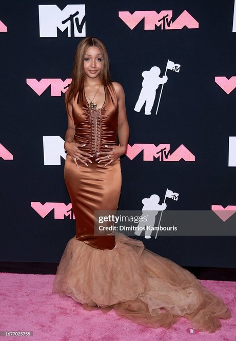 PinkPantheress star erotic images