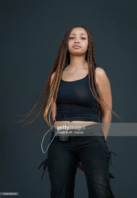 PinkPantheress sexy model gallery