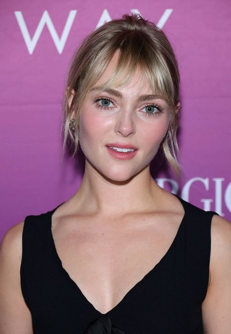 AnnaSophia Robb pretty pornstar pic