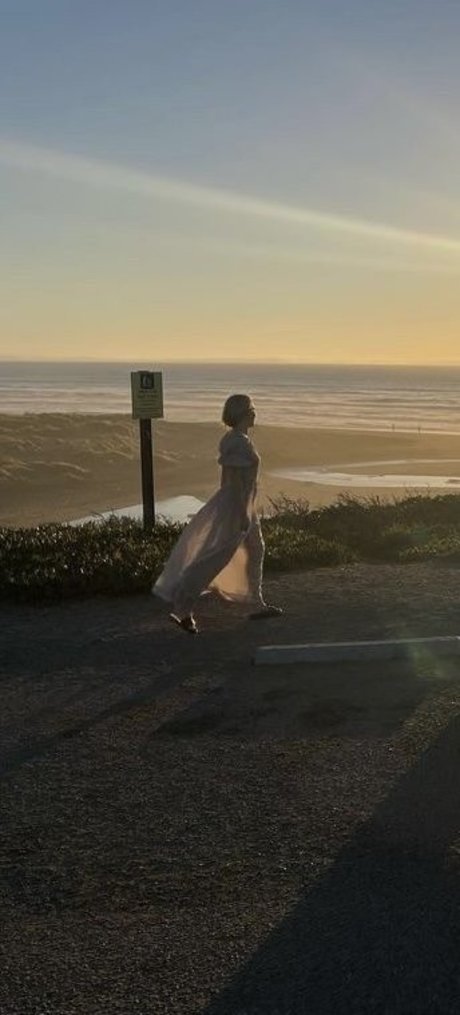 AnnaSophia Robb exclusive model pic