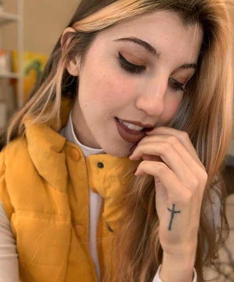 FrivolousFox ASMR star nude galleries