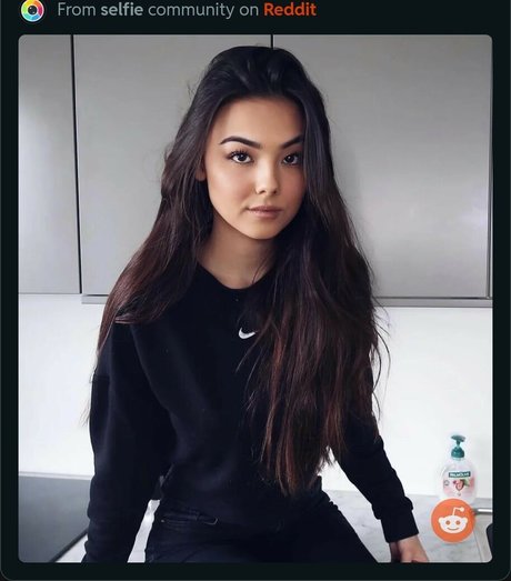 MichelleR naked model image