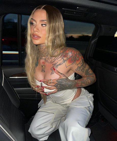 lesbian kissing onlyfans hot nude images