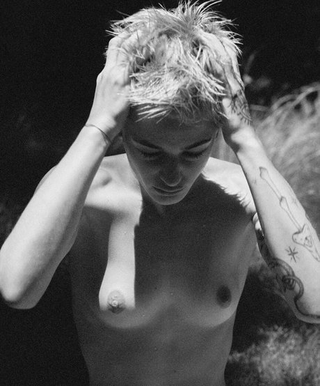 Esther Rose McGregor adult model pic